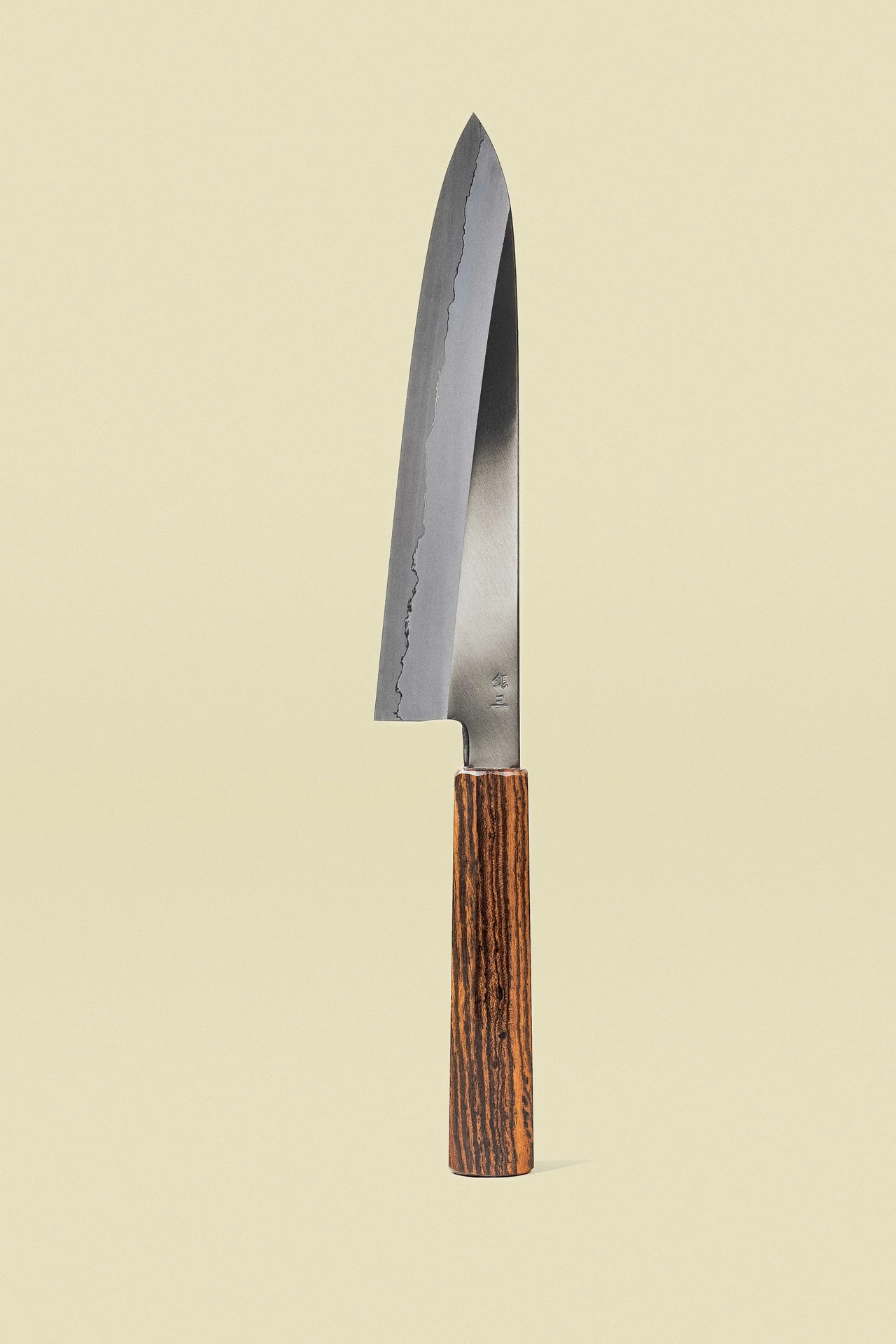 Couteau Gyuto 210 mm de la collection Ginsan, lame verticale avec le tranchant à gauche